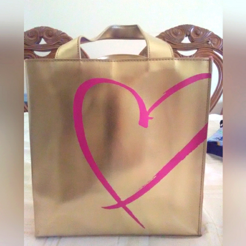 BNWOT VICTORIA SECRETS GOLD W/ PINK HEART INSIDE PINK / VICTORIA SECRETS GIRL